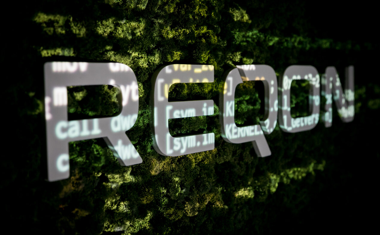 REQON logo met projectie